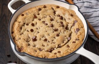 Skillet Chocolate Chip Cookie | Cookies & Cup...