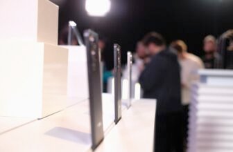 Samsung Galaxy S25 Edge hands-on: Much less smartp...